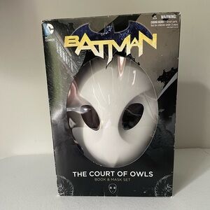 Batman The Court of Owls Book and Mask Set